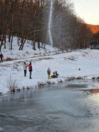 Deti polievajú lad web.
